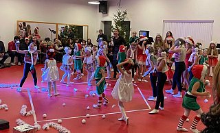 Zum Abschluss der Adventsfeier flogen im Quartierszentrum die Schneebälle. - Nachbarschaft Lemgo Süd