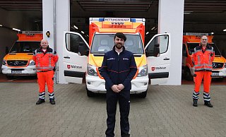 Bereit zum nächsten Einsatz, der niemals lange auf sich warten lässt: Rettungssanitäter Benjamin Dück, Leiter David Krikor und Rettungssanitäter Tobias Thoren (von links). Die Sanitäter haben ihre FFP2-Masken, die sie ohne Unterbrechung tragen, für das Foto kurz abgenommen. - Hajo Gärtner Bereit zum nächsten Einsatz, der niemals lange auf sich warten lässt: Rettungssanitäter Benjamin Dück, Leiter David Krikor und Rettungssanitäter Tobias Thoren (von links). Die Sanitäter haben ihre FFP2-Masken, die sie ohne Unterbrechung tragen, für das Foto kurz abgenommen. - Hajo Gärtner