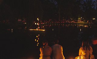 Funkelndes Lichtermeer im Kurpark 2022: Die beliebte Veranstaltung der „Nacht der 10.000 Kerzen“ wird auch in diesem Jahr stattfinden. Am 25. August erwartet die Besucher*innen eine Lichternacht mit Musik und guter Laune in unvergleichlichem Ambiente. - Nadja Jacke Funkelndes Lichtermeer im Kurpark 2022: Die beliebte Veranstaltung der „Nacht der 10.000 Kerzen“ wird auch in diesem Jahr stattfinden. Am 25. August erwartet die Besucher*innen eine Lichternacht mit Musik und guter Laune in unvergleichlichem Ambiente. - Nadja Jacke