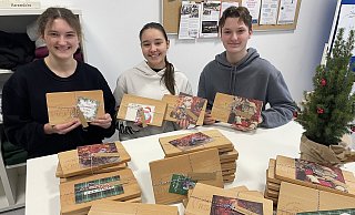 Schülersprecher Hanna Balzer, Bianca Benchea und Younes Belhadj (von links) freuen sich, dass sie jedem Lehrer der Augustdorfer Realschule zu Weihnachten ein Frühstückbrettchen mit dem neuen Logo der Schule überreichen können. - Edith Kemeny