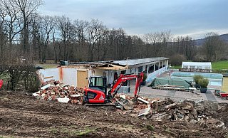 Mit Baggern ist ein Teil des Gebäudes am Montag abgerissen worden. - Rolf Stanislawski Mit Baggern ist ein Teil des Gebäudes am Montag abgerissen worden. - Rolf Stanislawski