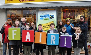 Werben für den Fairen Handel: Christiane Türke, Christel Graap, Helmut Kohorst, Savio Siebert, Klemens Gewies, Marvin Schmidt, Torge Koch, Petra Junghans, Frazer Kornatz, Ute Koczy, Malia Mühlenbernd und Burkhard Pohl (von links). - Fairtrade-Initiative Lemgo