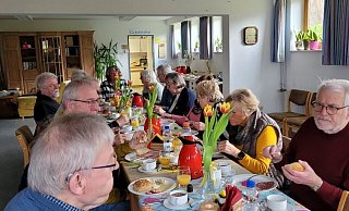 Vorstandsmitglieder AWO-Ortsvereine in Kalletal sind in Langenholzhausen zu einem Arbeitsfrühstück zusammengekommen. Sie haben erste Ideen für eine engere Zusammenarbeit entwickelt. Ziel ist, möglichst viele Angebote aufrechterhalten zu können. - AWO Langenholzhausen Vorstandsmitglieder AWO-Ortsvereine in Kalletal sind in Langenholzhausen zu einem Arbeitsfrühstück zusammengekommen. Sie haben erste Ideen für eine engere Zusammenarbeit entwickelt. Ziel ist, möglichst viele Angebote aufrechterhalten zu können. - AWO Langenholzhausen