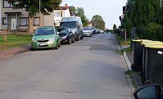 Am späten Nachmittag ist die Straße auf der linken Seite zugeparkt. Anwohnerinnen und Anwohner beklagen diese Situation seit Jahren. - Lorraine Brinkmann Am späten Nachmittag ist die Straße auf der linken Seite zugeparkt. Anwohnerinnen und Anwohner beklagen diese Situation seit Jahren. - Lorraine Brinkmann