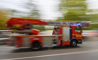 Die Feuerwehr musste Teile des Daches entfernen, um die Glutnester bekämpfen zu können. - Robert Michel/dpa