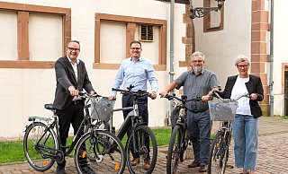 Bürgermeister Markus Baier, Stadtwerke-Geschäftsführer Matthias Sasse, Thomas Hahn (Stadtwerke) und Annett Schmid (Stadt) freuen sich über die Einsparerfolge der Lemgoer Einrichtungen. - Michael Reimer