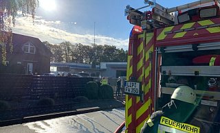 Vor dem Mehrfamilienhaus in der Bad Salzufler Max-Planck-Straße stehen zahlreiche Feuerwehrleute. - Daniel Hobein / Feuerwehr Bad Salzuflen Vor dem Mehrfamilienhaus in der Bad Salzufler Max-Planck-Straße stehen zahlreiche Feuerwehrleute. - Daniel Hobein / Feuerwehr Bad Salzuflen
