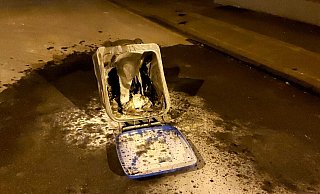 Nach Radau in der Schuhstraße hat in der Nacht zum Freitag diese Mülltonne gebrannt. Die Feuerwehr rückte aus. - Fotorechte: LZ