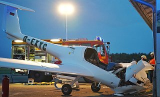 Ein 51-Jähriger ist mit seinem Flugzeug gegen den Hangar auf dem Flugplatz in Oerlinghausen gekracht. - FreitagTV Ein 51-Jähriger ist mit seinem Flugzeug gegen den Hangar auf dem Flugplatz in Oerlinghausen gekracht. - FreitagTV