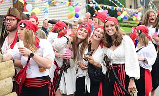 Viele Fu&szlig;gruppen sind in Hohenhausen auf der Stra&szlig;e. - Nicole Ellerbrake