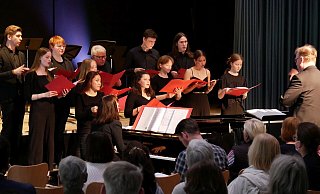 Feinfühliger Chorgesang. Der Chor unter Leitung von Michael Schmidt (rechts) überzeugt mit dynamisch differenzierten Interpretationen. - Thomas Krügler Feinfühliger Chorgesang. Der Chor unter Leitung von Michael Schmidt (rechts) überzeugt mit dynamisch differenzierten Interpretationen. - Thomas Krügler