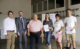 Der stellvertretende Bürgermeister Andreas Brinkmann (3. von links) gratulierte mit Vertretern der Sponsoren, Christian Keller (links, Volksbank Bad Salzuflen) und Oliver Begemann (2. von links, Sparkasse Lemgo) den Gewinnern der Stadtradeln-Tombola, Michaela Röhler (4. von links), Heike Herzog und Thomas Müller (rechts). - Petra Kretschmer Der stellvertretende Bürgermeister Andreas Brinkmann (3. von links) gratulierte mit Vertretern der Sponsoren, Christian Keller (links, Volksbank Bad Salzuflen) und Oliver Begemann (2. von links, Sparkasse Lemgo) den Gewinnern der Stadtradeln-Tombola, Michaela Röhler (4. von links), Heike Herzog und Thomas Müller (rechts). - Petra Kretschmer