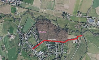 Die Gemeinde Dörentrup will die Radverkehrssituation der Königstraße in Spork verbessern. Um eine Verbindung von der Mittelstraße am westlichen Ende bis zur Farmbecker Straße am östlichen Ende zu schaffen - rot dargestellt -, könnte das letzte Stück Richtung Farmbeck befestigt werden. Im Moment ist es eine Schotterpiste. - Geoportal NRW, Jens Rademacher