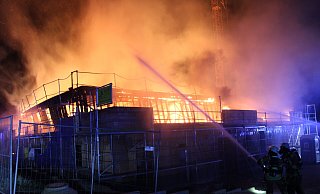 Mit mehreren Löschangriffen hat die Freiwillige Feuerwehr Bad Salzuflen den Brand eines KiTa-Neubaus im Elkenbreder Weg bekämpft. Rund 45 Einsatzkräfte waren in der Nacht zum Donnerstag vor Ort. - Daniel Hobein/Feuerwehr Bad Salzuflen