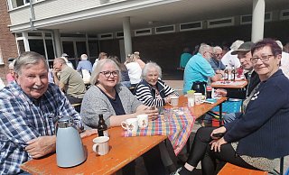 Das elfte Dorffrühstück der Dorfgemeinschaft Humfeld ist ein Erfolg. Darüber freut sich ganz besonders der Vorsitzende Hartmut Laumeier (vorne links). - Sylvia Frevert Das elfte Dorffrühstück der Dorfgemeinschaft Humfeld ist ein Erfolg. Darüber freut sich ganz besonders der Vorsitzende Hartmut Laumeier (vorne links). - Sylvia Frevert
