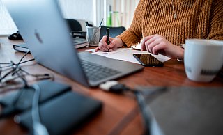 Nach Ende der Homeoffice-Pflicht beordern viele Unternehmen und Behörden in Lippe ihre Mitarbeiter zumindest teilweise zurück ins Büro. Viele Arbeitgeber wollen aber weiterhin zum Beispiel mobiles Arbeiten ermöglichen. - Fabian Strauch/dpa