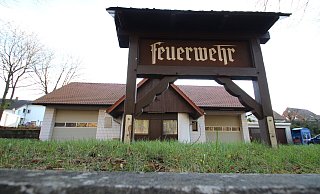 Die Feuerwehr in Talle bekommt ein neues Gerätehaus. Das hat der Gemeinderat beschlossen. Das bisherige Gerätehaus (Foto) ist marode. - Archivfoto: Jens Rademacher