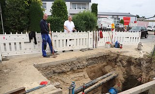 Wassermeister Daniel Matysiok (l.) und Norbert Wehmeier, in der Gemeindeverwaltung zust&auml;ndig f&uuml;r das Wasserwerk, stehen an der Baugrube, wo auch die neue Wasserleitung zu sehen ist. - Birgit Guhlke/Neue Westf&auml;lische