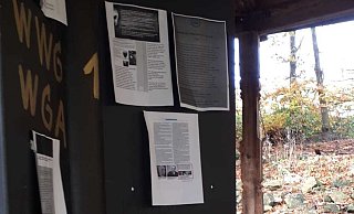 Solche Plakate wurden an einen Holzunterstand am Hermannsdenkmal geklebt. - Leserfoto