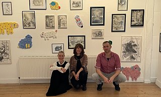 Theresa Rothe, Lisa Wölfel und Michael Eppler vor der Wandinstallation im Robert-Koepke-Haus. Die Ausstellung endet am kommenden Sonntag. - Wölfel
