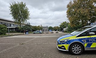 Am Schulzentrum Werreanger sah es auf dem Schulhof am Dienstag so aus: Die Polizei sicherte das Gelände un die Schulen ab, es hatte eine Amokandrohung gegeben. - Astrid Sewing