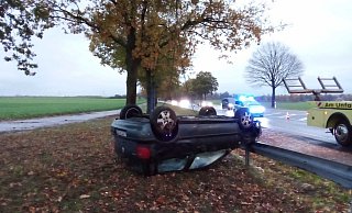Das Auto hat sich bei dem Unfall überschlagen und ist auf dem Dach liegen geblieben. - Stephan Böke