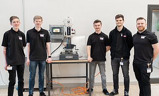 Zukunftsweisendes Azubi-Gemeinschaftsprojekt: Beteiligt waren Felix Heiland, Jannis Brand (beide Weidmüller), Hannes Schneider (Lenze), Marvin Günter (KEB) und Moritz Drinkuth (Lenze), von links. - Lenze Zukunftsweisendes Azubi-Gemeinschaftsprojekt: Beteiligt waren Felix Heiland, Jannis Brand (beide Weidmüller), Hannes Schneider (Lenze), Marvin Günter (KEB) und Moritz Drinkuth (Lenze), von links. - Lenze