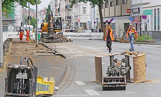 Derzeit ist die Paulinenstra&szlig;e zwischen Bismarckstra&szlig;e und Gerichtsstra&szlig;e komplett gesperrt. Auf H&ouml;he der Grabbestra&szlig;e werden zwei Querungshilfen gebaut. - Jost Wolf