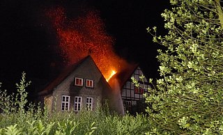 Die Feuerwehr Kalletal bekämpft am frühen Freitagmorgen einen Dachstuhlbrand in Varenholz. - Freitag-TV