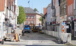 Die Bauzäune verbannen die Fußgänger zwischen Krummer Straße und Marktplatz in zwei schmale Streifen auf beiden Seiten der Baustelle. - Jost Wolf Die Bauzäune verbannen die Fußgänger zwischen Krummer Straße und Marktplatz in zwei schmale Streifen auf beiden Seiten der Baustelle. - Jost Wolf