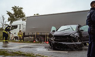 Der VW Golf ist durch den Zusammenprall schwer zerstört worden. - FreitagTV Der VW Golf ist durch den Zusammenprall schwer zerstört worden. - FreitagTV