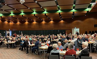 Die Tische in der Aula des Niklas-Luhmann-Gymnasiums waren zur Weihnachtsfeier gut besetzt. Foto: DRK - DRK Die Tische in der Aula des Niklas-Luhmann-Gymnasiums waren zur Weihnachtsfeier gut besetzt. Foto: DRK - DRK