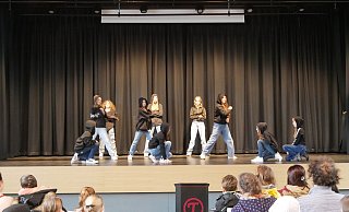 Die Sch&uuml;lerinnen aus dem Profilkurs Zumba rockten die B&uuml;hne beim Tag der offenen Schule. - Jacobschule