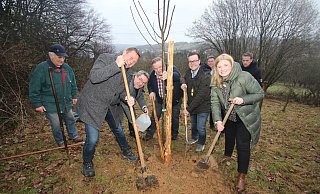 Das Kalldorfer Prinzenpaar Kim und Timo Engelhardt (vorne, von rechts) pflanzt einen Pflaumenbaum im Kalldorfer Prinzessinnenwald. Unterstützung kommt von (von links) Horst Schwarze, dem Landtagsabgeordneten Alexander Baer, Landrat Dr. Axel Lehmann und dem Kalldorfer SPD-Chef Wilfried Gerkensmeier. Im Hintergrund sehen Sitzungspräsident Thomas Wiesener (rechts) und Bundestagsabgeordneter Jürgen Berghahn zu. - Jens Rademacher Das Kalldorfer Prinzenpaar Kim und Timo Engelhardt (vorne, von rechts) pflanzt einen Pflaumenbaum im Kalldorfer Prinzessinnenwald. Unterstützung kommt von (von links) Horst Schwarze, dem Landtagsabgeordneten Alexander Baer, Landrat Dr. Axel Lehmann und dem Kalldorfer SPD-Chef Wilfried Gerkensmeier. Im Hintergrund sehen Sitzungspräsident Thomas Wiesener (rechts) und Bundestagsabgeordneter Jürgen Berghahn zu. - Jens Rademacher