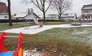 So sieht es auf dem Spielplatz an der Heidestraße, Ecke Feldstraße aus. Die Sprossen der Leiter an der Metallrutsche sind recht weit auseinander. - Nadine Uphoff