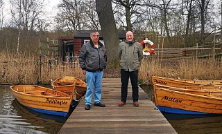 Jörg Ballenthin (links) vom Bootsverleih am Kurparksee und Kurdirektor Michael Feiler freuen sich auf die neue Rudersaison.  - Staatsbad Salzuflen