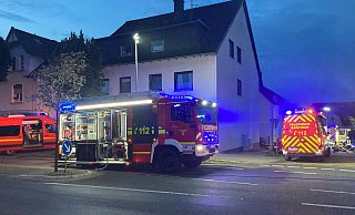 Die Barntruper Feuerwehr ist im Einsatz, um ein brennendes Auto in der Mittelstraße zu löschen. - Freiwillige Feuerwehr Barntrup Die Barntruper Feuerwehr ist im Einsatz, um ein brennendes Auto in der Mittelstraße zu löschen. - Freiwillige Feuerwehr Barntrup