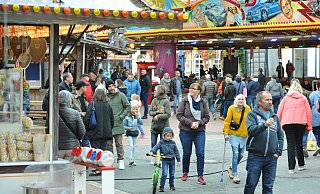 Beim Martinimarkt in Lage gibt es in diesem Jahr weniger Fahrgeschäfte, aber Gelegenheit zum Einkaufen. Am Sonntag, 30. Oktober, öffnen die Einzelhändler - Archivfoto: Nicole Ellerbrake