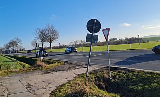 Hier, in Höhe der Abzweigung Mossenberg, endet der Wirtschaftsweg, der ein Stück parallel zur Ostwestfalenstraße verläuft. Wer von hier weiter Richtung Istrup fährt, muss mit der ungeschützten Hauptstraße vorlieb nehmen. Das soll sich im Zuge der Ortsdurchfahrtsanierung ändern, die SPD hofft auf einen Radweg auf diesem Stück. - Marianne Schwarzer Hier, in Höhe der Abzweigung Mossenberg, endet der Wirtschaftsweg, der ein Stück parallel zur Ostwestfalenstraße verläuft. Wer von hier weiter Richtung Istrup fährt, muss mit der ungeschützten Hauptstraße vorlieb nehmen. Das soll sich im Zuge der Ortsdurchfahrtsanierung ändern, die SPD hofft auf einen Radweg auf diesem Stück. - Marianne Schwarzer