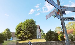 Auf der Dorfstraße in Ehrentrup soll es sicherer für Fußgänger und Radfahrer werden. Die Fahrbahn soll Schutzstreifen bekommen und markiert werden. - Astrid Sewing