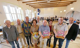Vor der Ratssitzung verleiht Bürgermeister Heinz-Dieter Krüger (rechts) die Heimatpreise, deren Gewinner er schon Ende 2022 im Rat verkündet hatte. Es habe Lieferschwierigkeiten bei den Trophäen gegeben. Dafür kann die Stadt nichts, aber es passte perfekt ins Bild der konfusen Ratssitzung voller Pleiten und Pannen. - Jost Wolf