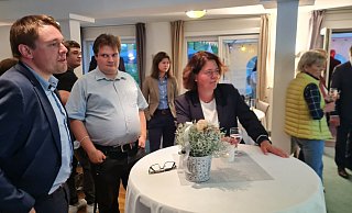 Kerstin Vieregge verfolgt gemeinsam mit Mitstreitern wie JU-Vorsitzenden Christian Fritzemeier im Hotel Zur Burg Sternberg, wie sich der Abstand zwischen ihr und SPD-Mann Jürgen Berghahn stetig zu ihren Ungunsten vergrößert. - Marianne Schwarzer