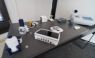 Ein Anschauungsmodell zeigt, um welche Geräte aus der Labortechnik es geht, deren Daten sich mit dem Syngateway (Mitte) lesen und schließlich auch digital speichern lassen. Dargestellt sind hier typische Geräte wie NMR (Kernspinresonanz), ein Gerät für HPLC-MS zur Trennung und Bestimmung von Molekülen oder auch eine Laborwaage. Foto: Birgit Guhlke - Birgit Guhlke Ein Anschauungsmodell zeigt, um welche Geräte aus der Labortechnik es geht, deren Daten sich mit dem Syngateway (Mitte) lesen und schließlich auch digital speichern lassen. Dargestellt sind hier typische Geräte wie NMR (Kernspinresonanz), ein Gerät für HPLC-MS zur Trennung und Bestimmung von Molekülen oder auch eine Laborwaage. Foto: Birgit Guhlke - Birgit Guhlke