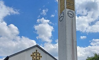 Der Glockenturm der ev.-ref- Kirche in Schieder muss dringend saniert werden. - Ev.-ref. Kirche Schieder Der Glockenturm der ev.-ref- Kirche in Schieder muss dringend saniert werden. - Ev.-ref. Kirche Schieder