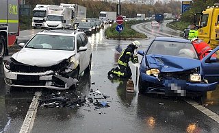 Bei einem Unfall auf dem Ostring in Bielefeld ist der Fahrer eines Passat (links) leicht, eine Bielefelder Polo-Fahrerin schwer verletzt worden. - Polizei Bielefeld