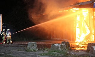 Die Lagerhalle in der Bad Salzufler Ladestraße steht in Flammen. Die Feuerwehr Bad Salzuflen ist mit vielen Kräften vor Ort und kann ein Übergreifen auf angrenzende Gebäudeteile verhindern. - Foto: Daniel Hobein / Feuerwehr Bad Salzuflen