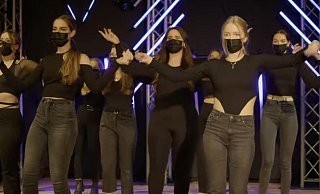 Schwarz in schwarz inklusive Maske: Beim „Thursday Night Fever" zeigten die Tänzerinnen des Gymnasiums, was sie drauf haben – live, aber ohne Publikum im Saal. - Nicole Ellerbrake Schwarz in schwarz inklusive Maske: Beim „Thursday Night Fever" zeigten die Tänzerinnen des Gymnasiums, was sie drauf haben – live, aber ohne Publikum im Saal. - Nicole Ellerbrake
