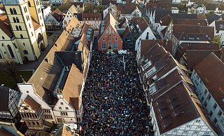 Um Demokratie und Vielfalt ging es auch bei der Demonstration auf dem Lemgoer Marktplatz am vergangenen Wochenende. Auch Jugendliche waren unter den Teilnehmern. - Julien Seck