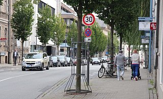 Beim landesweiten Fußverkehrscheck sollen Detmolder Bürger während einer Begehung ihre Erfahrungen über problematische oder verbesserungswürdige Stellen mitteilen. - Cordula Gröne Beim landesweiten Fußverkehrscheck sollen Detmolder Bürger während einer Begehung ihre Erfahrungen über problematische oder verbesserungswürdige Stellen mitteilen. - Cordula Gröne