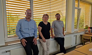 Bürgermeister Friso Veldink (von links), Gemeindemitarbeiterin Ingrid Behlen und Stephan Rohde von der beauftragten Firma sitzen vor dem umgebauten Sonnenschutz in einer Klasse der Grundschule Ost in Humfeld. - Nadine Uphoff Bürgermeister Friso Veldink (von links), Gemeindemitarbeiterin Ingrid Behlen und Stephan Rohde von der beauftragten Firma sitzen vor dem umgebauten Sonnenschutz in einer Klasse der Grundschule Ost in Humfeld. - Nadine Uphoff